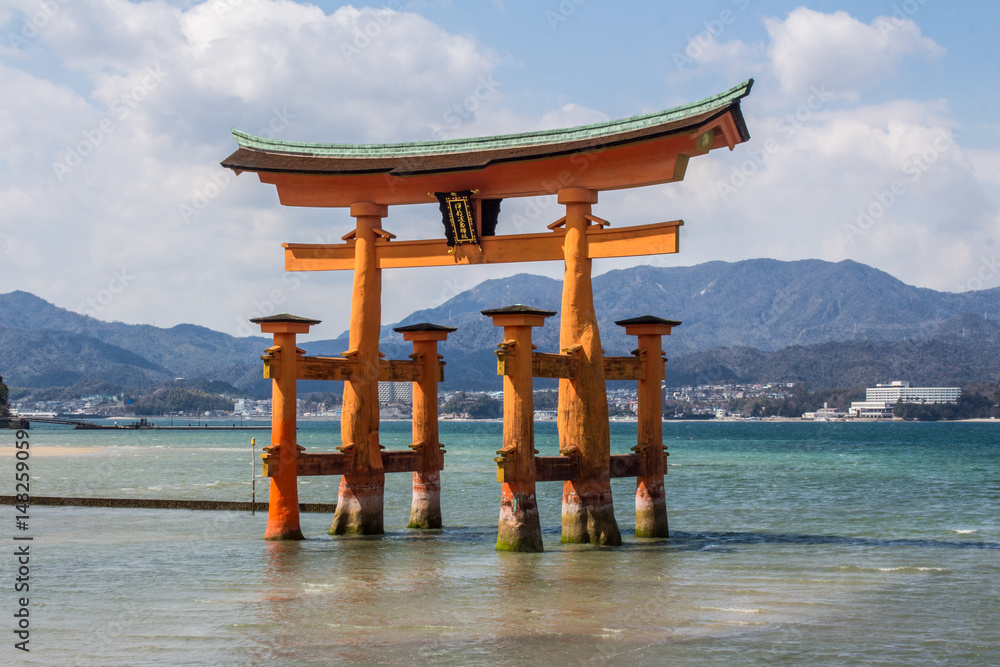 Fototapeta premium Pomarańczowy pływający Toji w Itsukushima i Miyajima Shinto Shrine niedaleko Hiroszimy w Japonii w jasny słoneczny wiosenny dzień podczas średniego przypływu