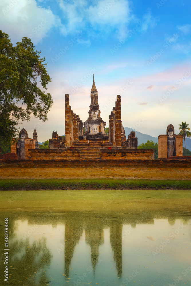 Obraz premium Wat Mahathat Temple in the precinct of Sukhothai Historical Park, a UNESCO World Heritage Site in Thailand