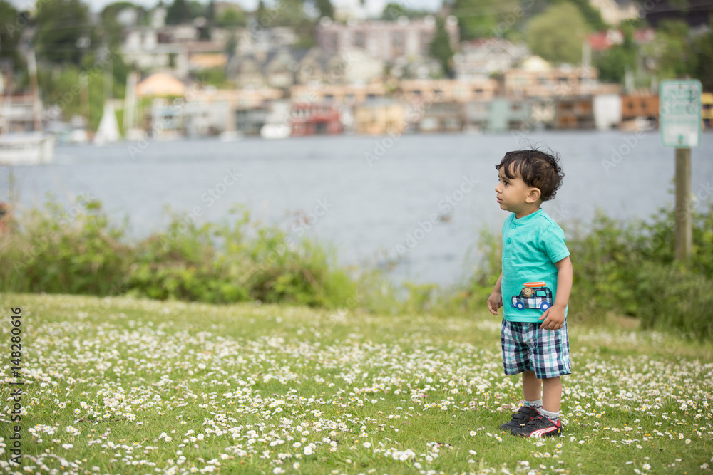Naklejka premium Child standing on a grass 