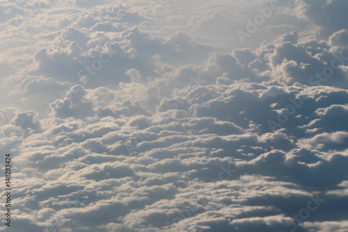 красивые белые облака под крылом самолета, вид сверху 