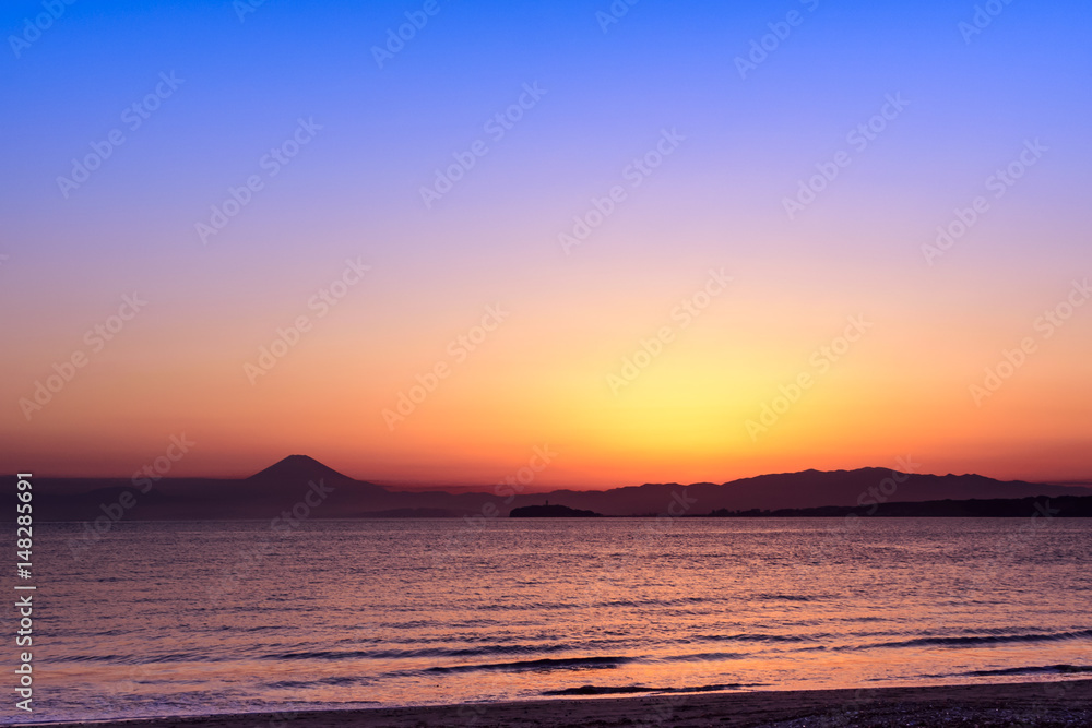 夕焼け　富士山　江の島　シルエット