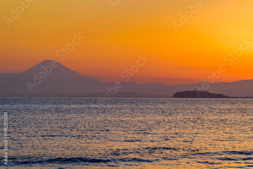 夕焼け 富士山 シルエット