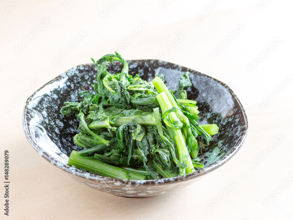 Japanese cuisine, edible chrysanthemum called Shungiku Japanese cuisine, edible chrysanthemum called Shungiku