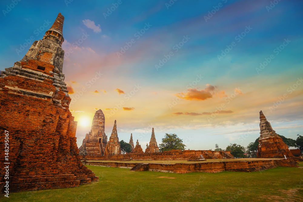 Obraz premium Wat Chaiwatthanaram temple in Ayutthaya Historical Park, a UNESCO world heritage site, Thailand
