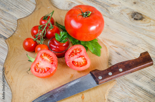 Tomato and knife on the cutting board