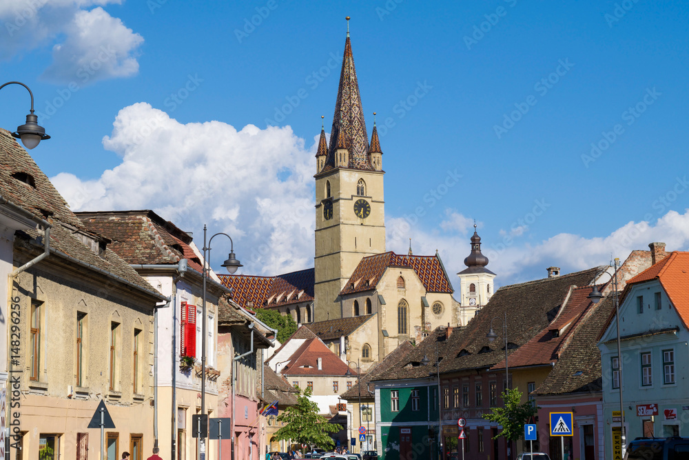 Obraz premium Unidentified people walk through the Lower Town towards the tower of the Lutheran Cathedral
