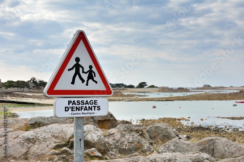 Panneau de la circulation Attention danger passage d'enfants centre nautique à Penvénan en Bretagne