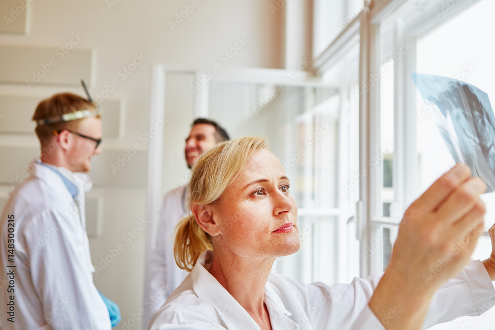 Fototapeta premium Gruppe Ärzte arbeitet im Krankenhaus