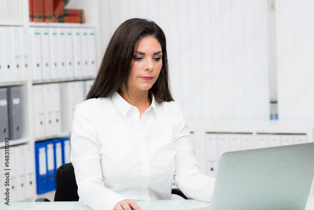 mitarbeiterin arbeitet am notebook mitarbeiterin arbeitet am notebook