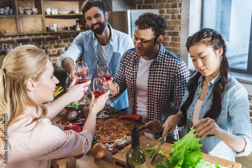 Canvas Print young people partying at home