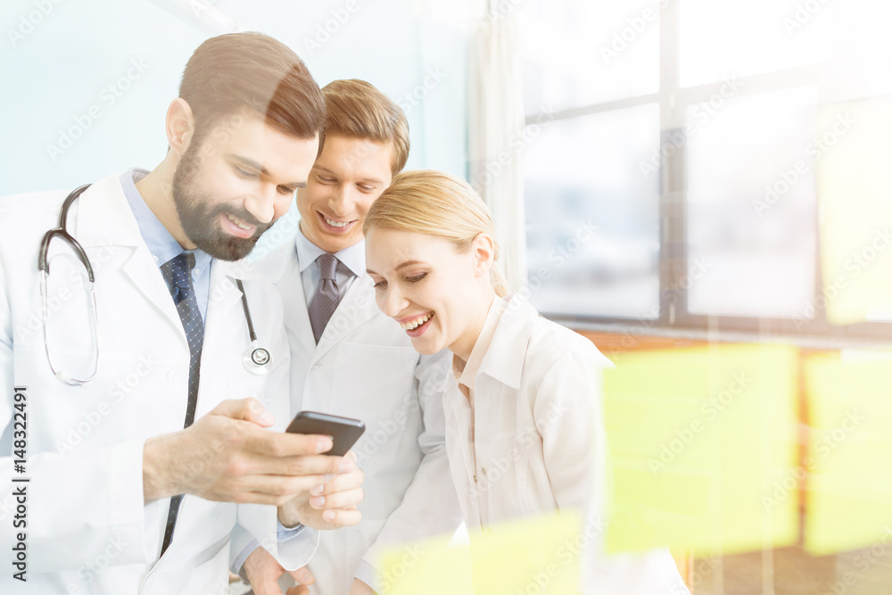 doctors using smartphone doctors using smartphone