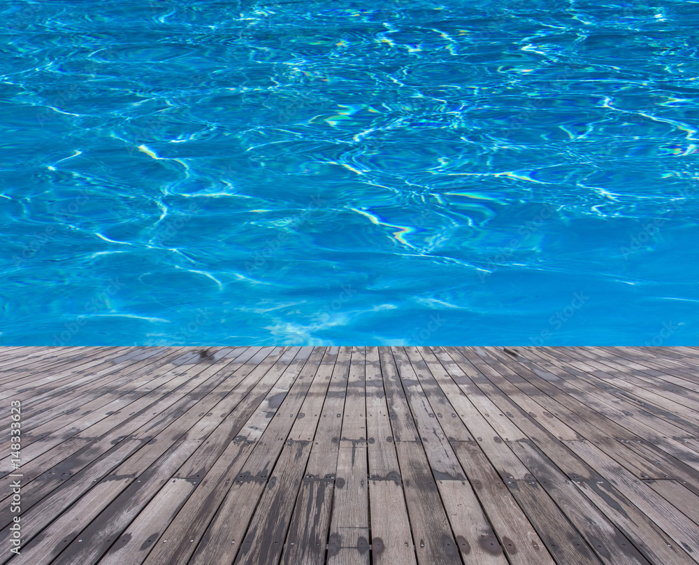 piscine bleue et plage bois mouillé 