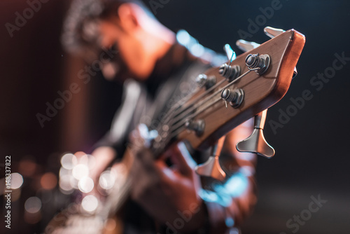 Fotografia Electric guitar player playing hard rock music with bass guitar on stage
