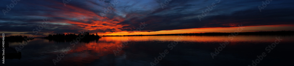 グレートスレーブ湖の夕焼け