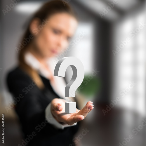 Wallpaper Mural Geschäftsfrau präsentiert Fragezeichen Torontodigital.ca