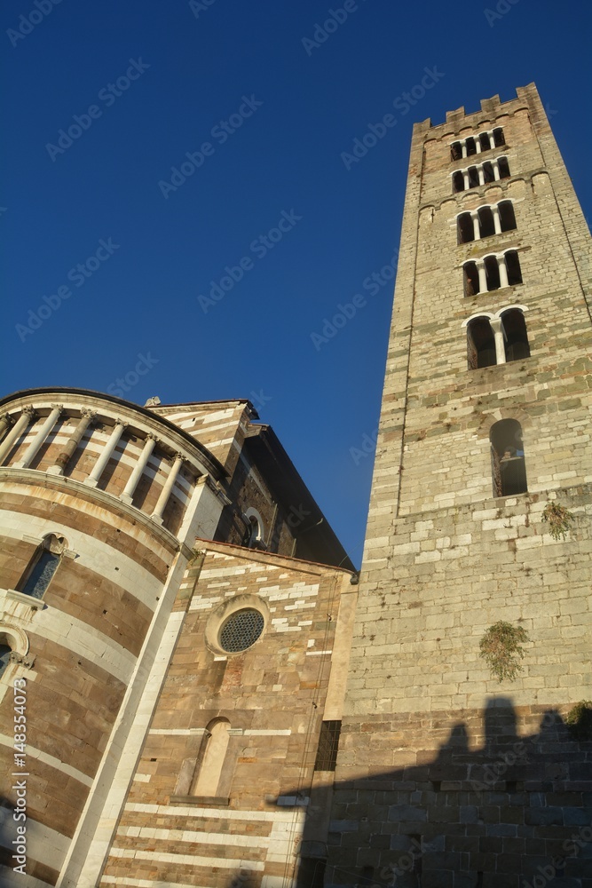 Die Rückseite der Kirche von San Frediano    mit Basilika und  Glocken  -  Turm   in Lucca, Italien 
