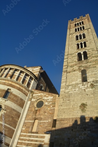 Die Rückseite der Kirche von San Frediano mit Basilika und Glocken - Turm in Lucca, Italien 