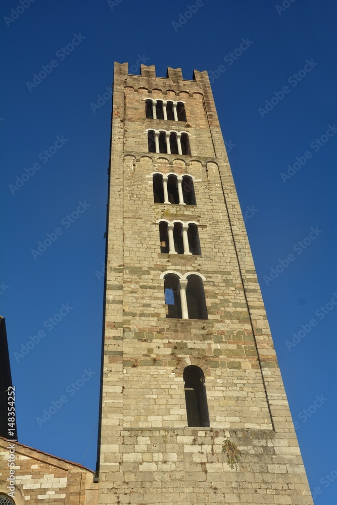 Turm von der  Rückseite der Kirche von San Frediano in Lucca Italien 

