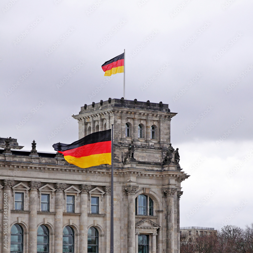 Obraz premium fahne der einheit vor dem reichstag