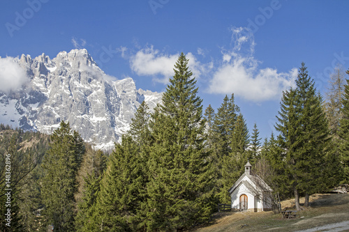 Bergkapelle in den Dolomiten photo