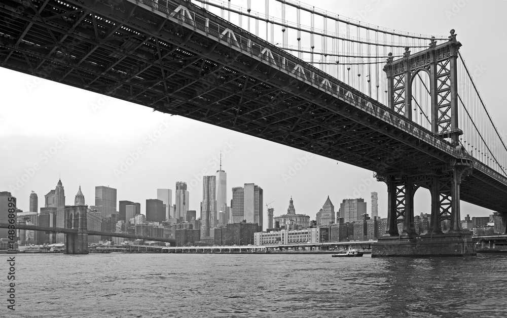 Fototapeta premium Widok Manhattan brać spod Manhattan mosta, Czarny i biały