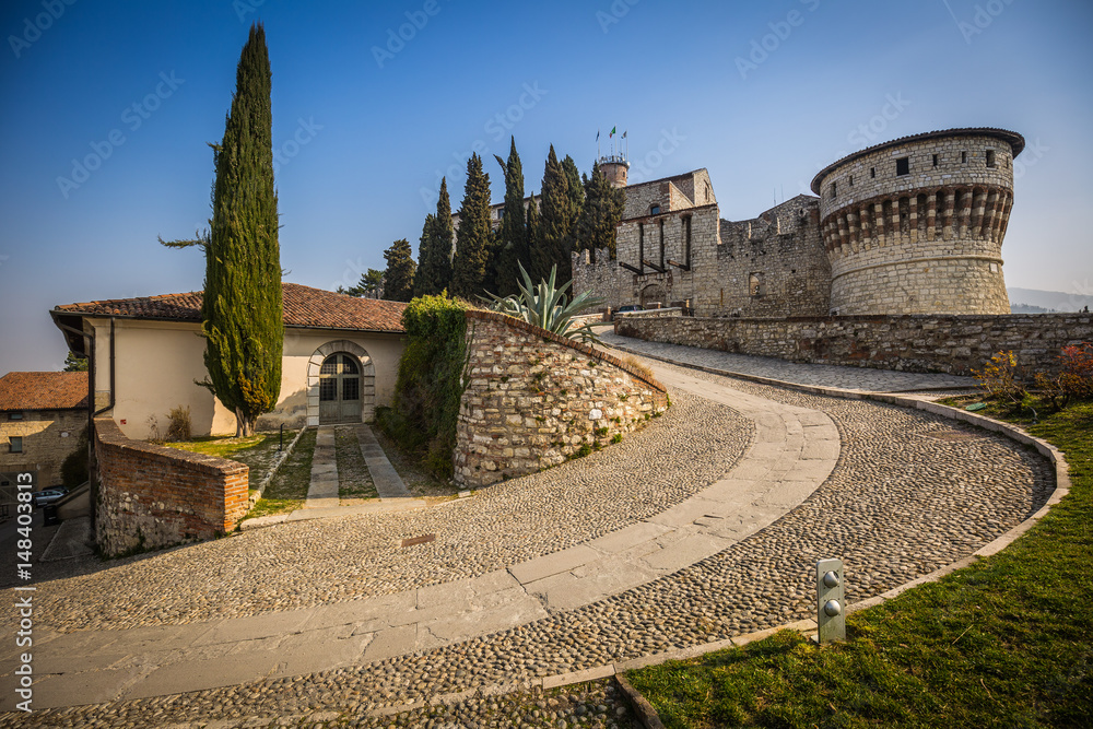 road into the Cidneo Castle