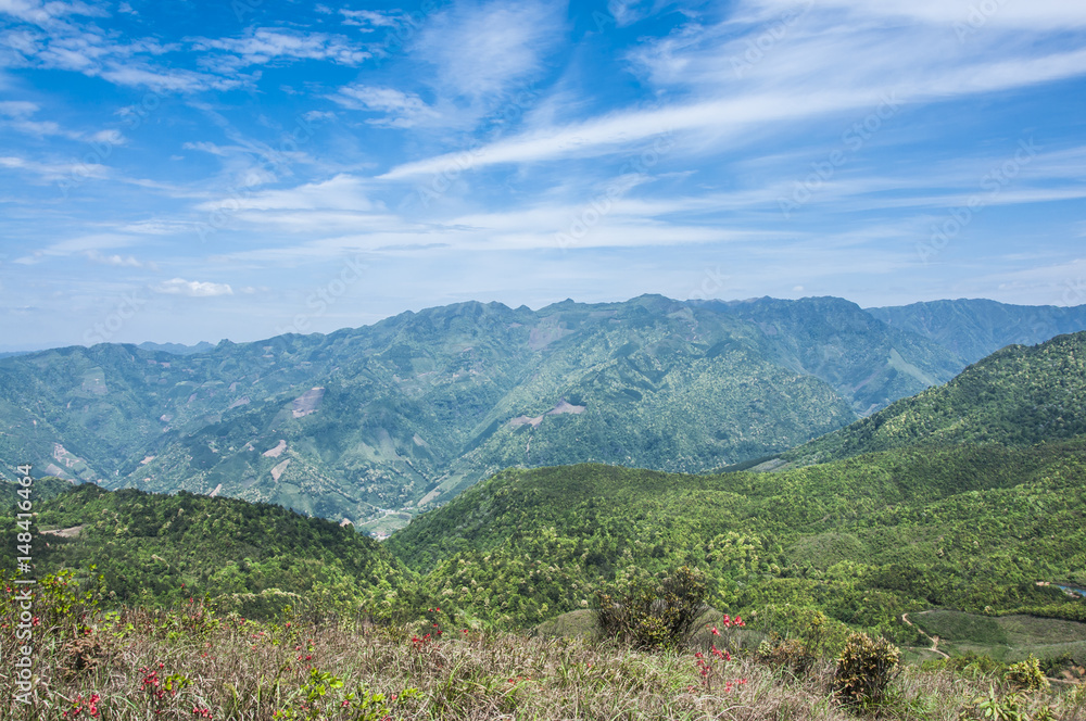Naklejka premium Mountains scenery with blue sky background in summer 