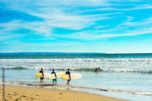 Canvas Print Surfers going to surf