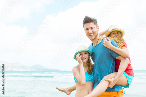 Vater mit Töchtern im Urlaub