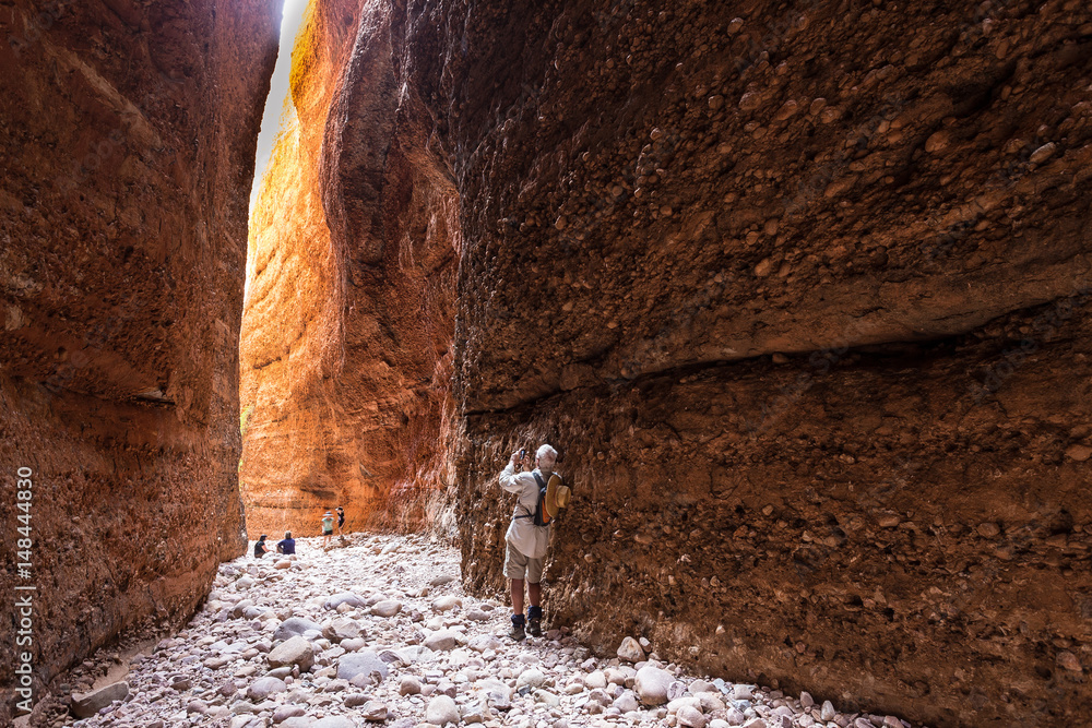 Φωτογραφία Looking outwards towards the entrance of Echidna Chasm at midday in the World He