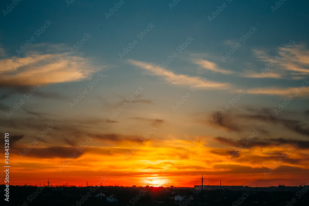 Obraz premium The sun sinks to the ground. Beautiful fiery sunset.