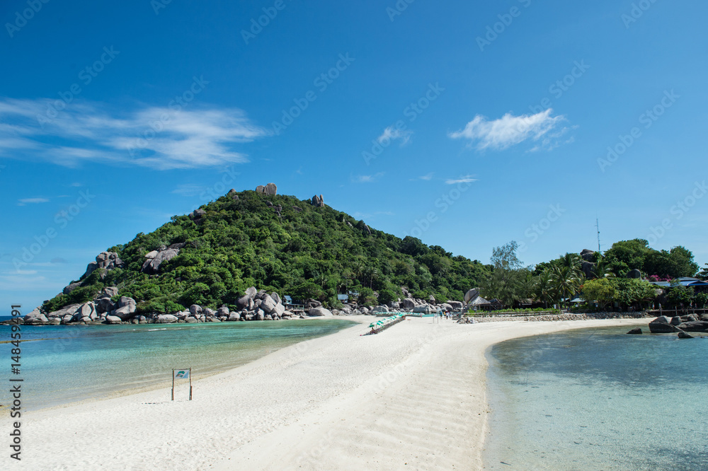 Ko Nang Yuan is a small island very close to Ko Tao. It is famous for its diving spots and its great snorkeling beach.