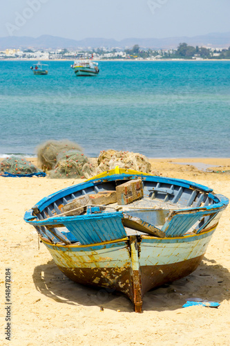 Altes Fischerboot am Strand des Mittelmeers bei Hammamet in Tunesien