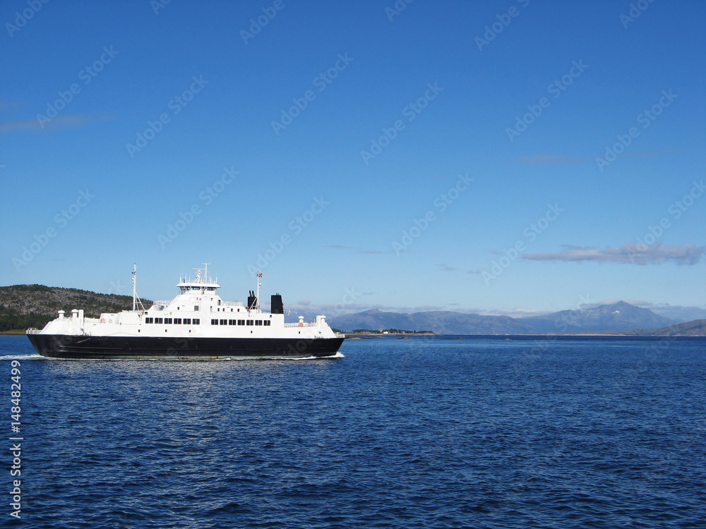 Ferry sur fjord en Norvège