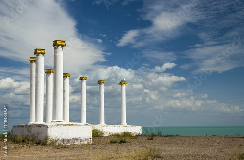Fotografija White colonnade in Priozersk city, Kazakhstan by the lake Balkhash