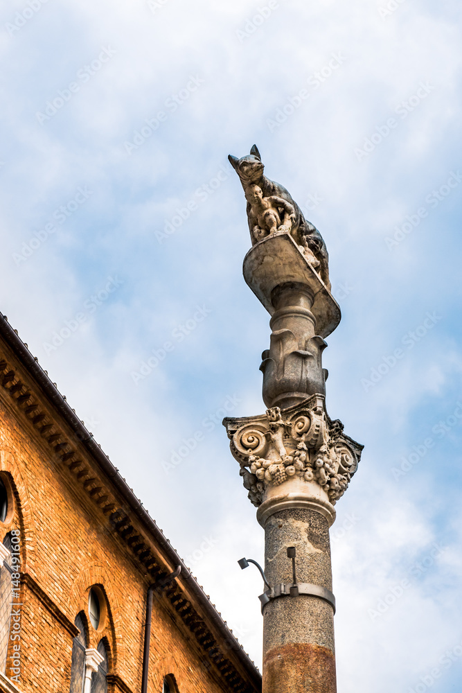 Colonne et statue de Romulus et Rémus à Sienne en Toscane