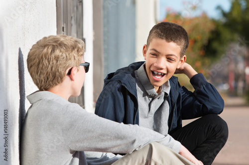 Canvastavla Laughing teen with braces beside friend