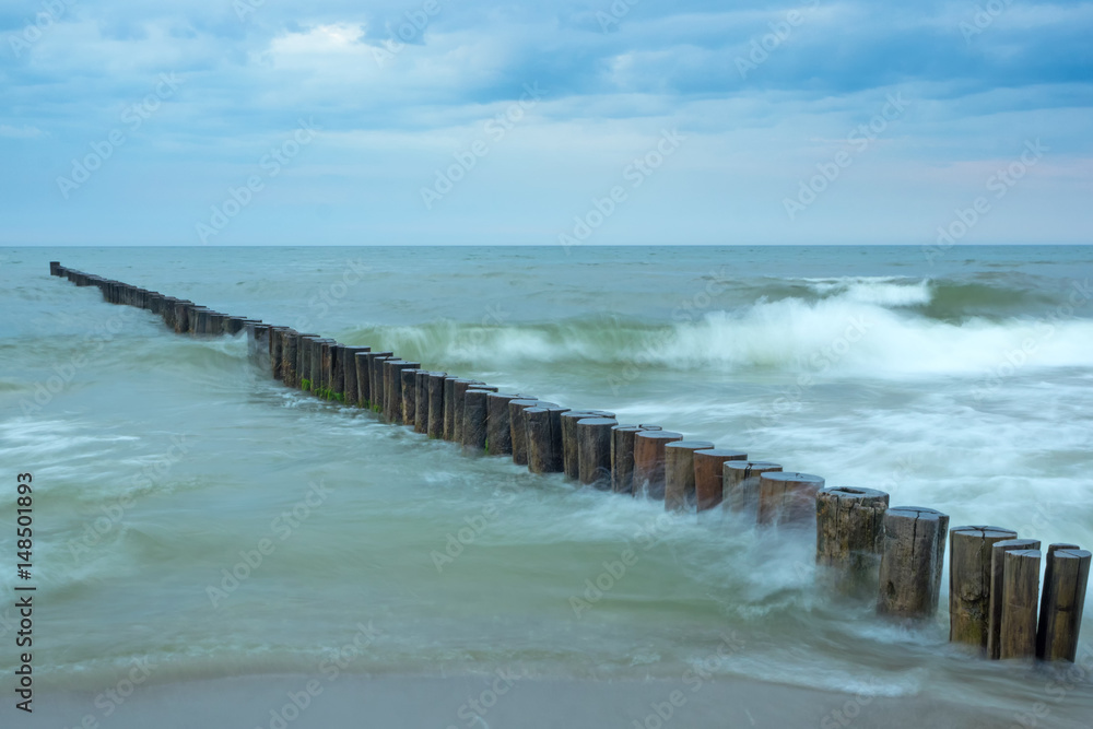 Langzeitbelichtung von Wellen an Buhnen in der Ostsee