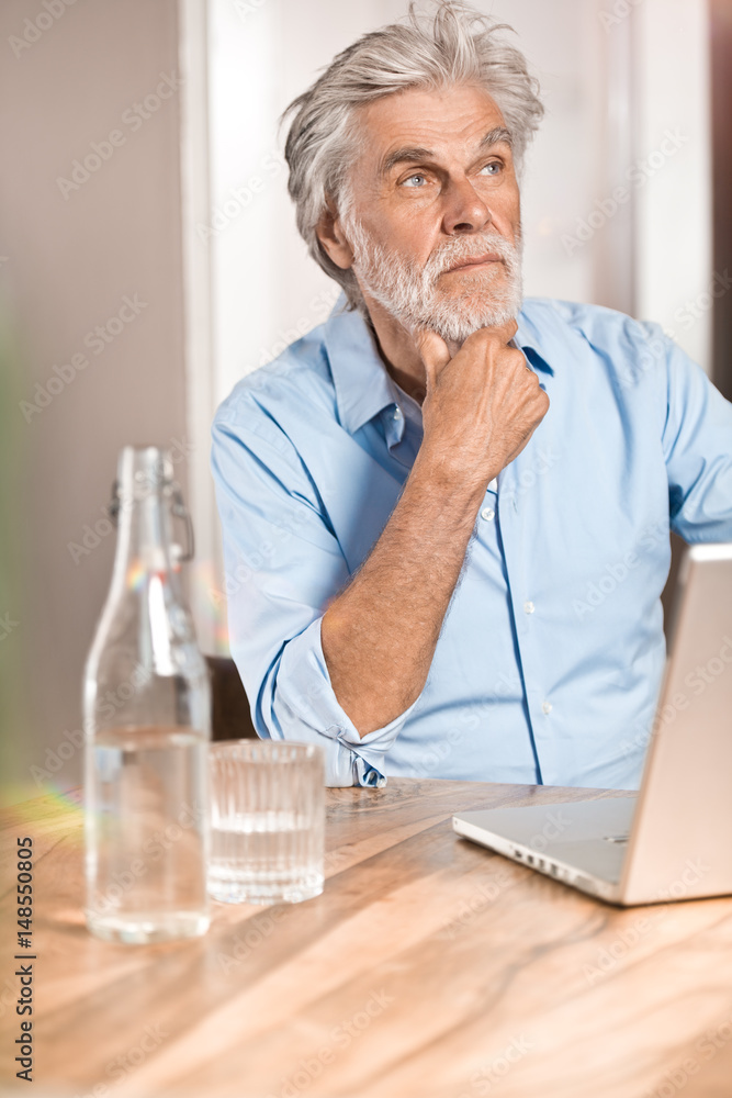 Fototapeta premium Senior mit Laptop