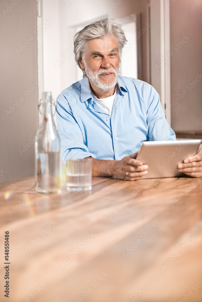 Fototapeta premium Senior mit Tablet-Computer