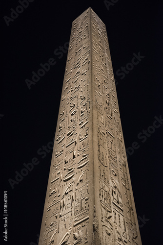 Tela Ancient egyptian obelisk in temple at night