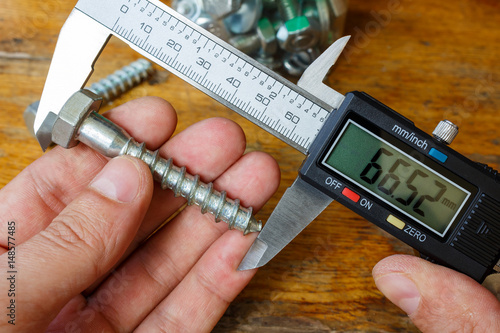 Measuring the length of a bolt with a digital caliper
