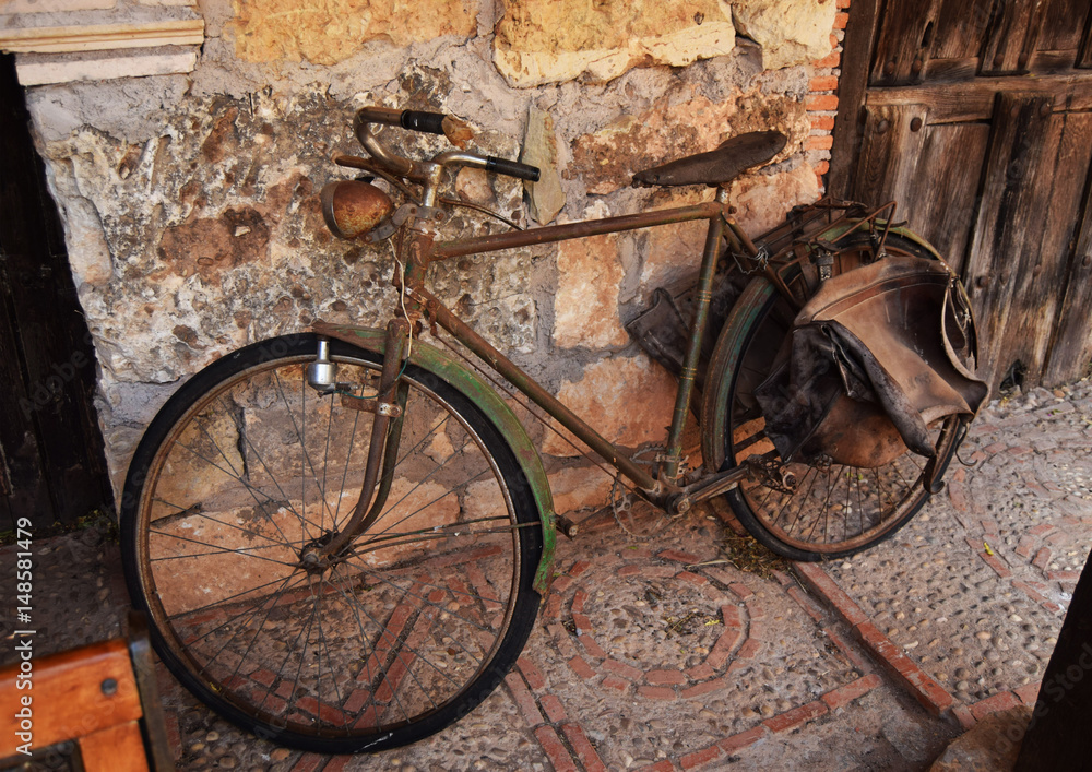 Bicicleta vieja y oxidada foto de Stock | Adobe Stock