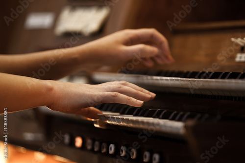 Bilde på lerret Hands of a woman playing the organ