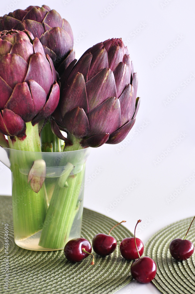 Obraz premium Purple artichokes on a table