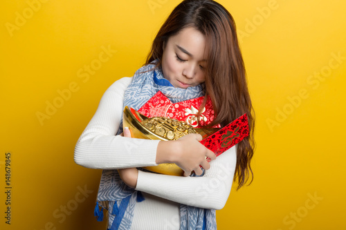 Chinese girl holding gold in the background © 孤飞的鹤