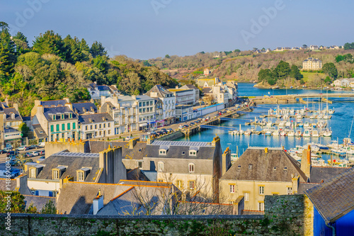 Audierne en Bretagne avec le port de plaisance en printemps - Audierne in Brittany with the marina at spring 