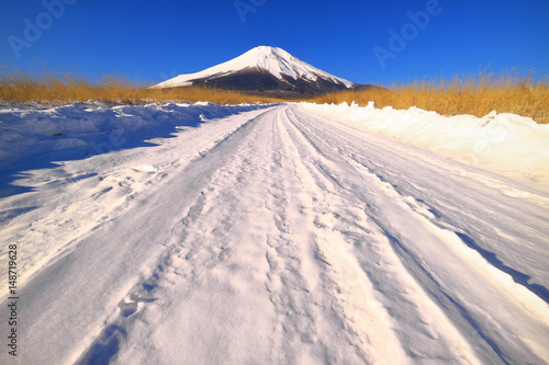 Fototapeta Naklejka Na Ścianę i Meble -  Le mont Fuji sur la route enneigée de 