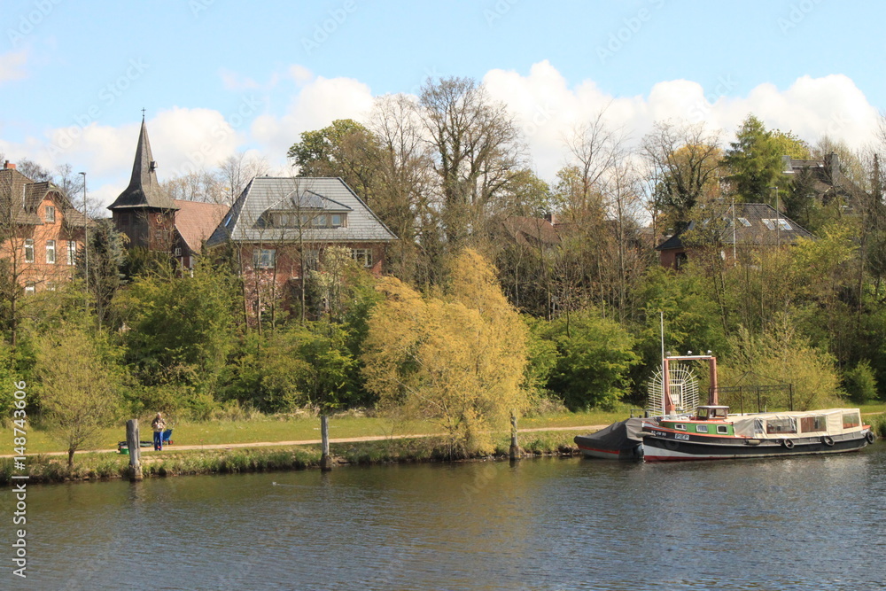 Geesthacht, Frühling am Hafen mit StSalvatorisKirche StockFoto