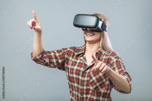Foto Cheerful woman with vr headset